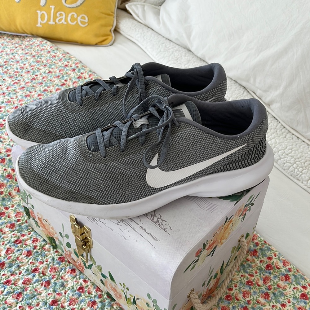 Nike flex sneakers